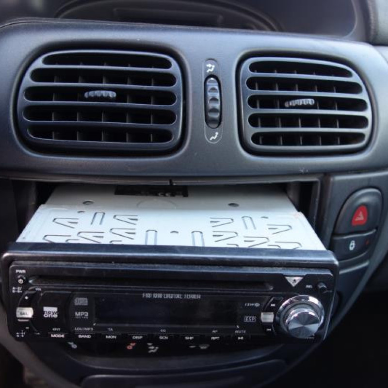 Pretensionneur de ceinture avant droit RENAULT MEGANE 1 Photo n°9