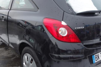 Attache ceinture arriere droit OPEL CORSA D