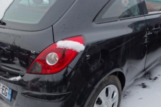 Attache ceinture arriere droit OPEL CORSA D
