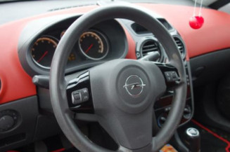 Attache ceinture arriere droit OPEL CORSA D