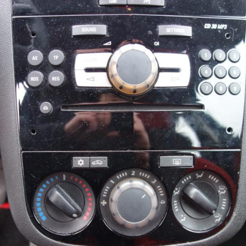 Attache ceinture arriere droit OPEL CORSA D Photo n°9