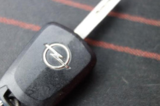 Attache ceinture arriere droit OPEL CORSA D