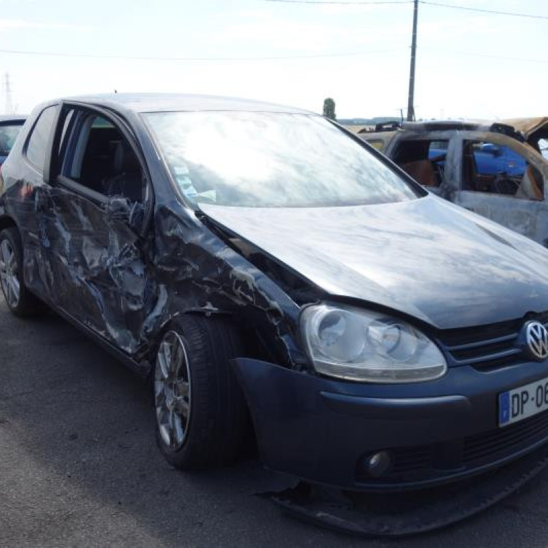 Feu arriere secondaire gauche (feux) VOLKSWAGEN GOLF 5 Photo n°4