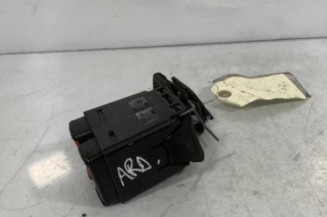 Attache ceinture arriere droit RENAULT MEGANE 1
