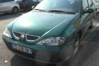 Attache ceinture arriere droit RENAULT MEGANE 1