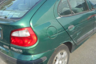 Attache ceinture arriere droit RENAULT MEGANE 1