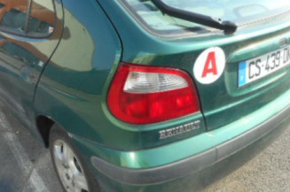Attache ceinture arriere droit RENAULT MEGANE 1