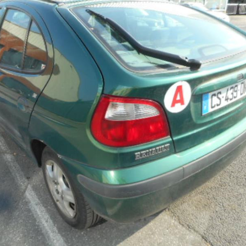 Attache ceinture arriere droit RENAULT MEGANE 1 Photo n°7