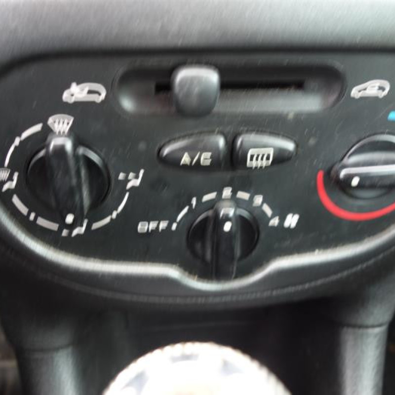 Attache ceinture avant droit PEUGEOT 206 Photo n°10