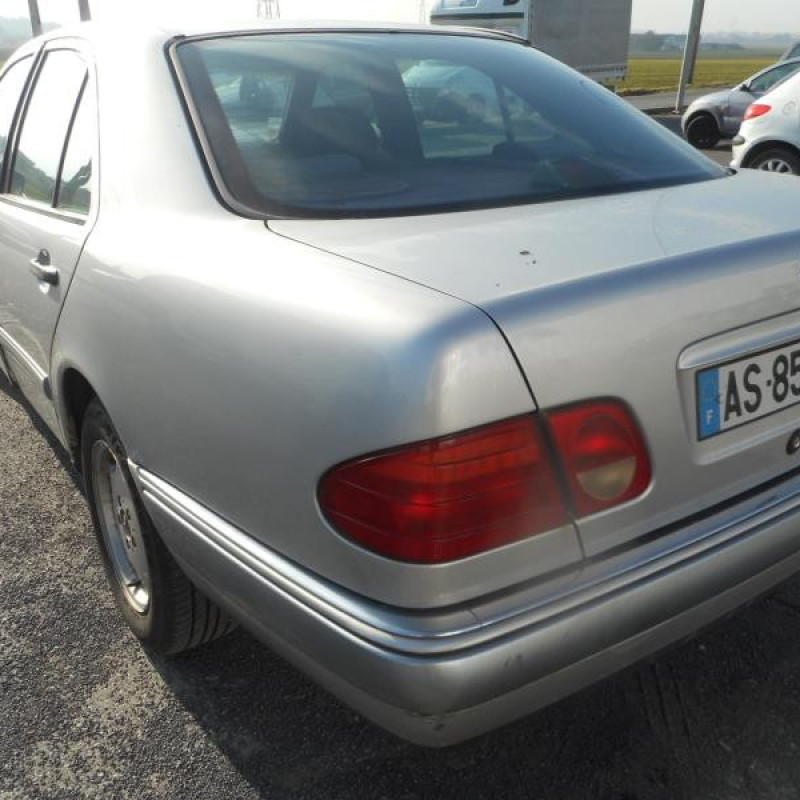 Pretensionneur de ceinture avant gauche MERCEDES CLASSE E 210 Photo n°7