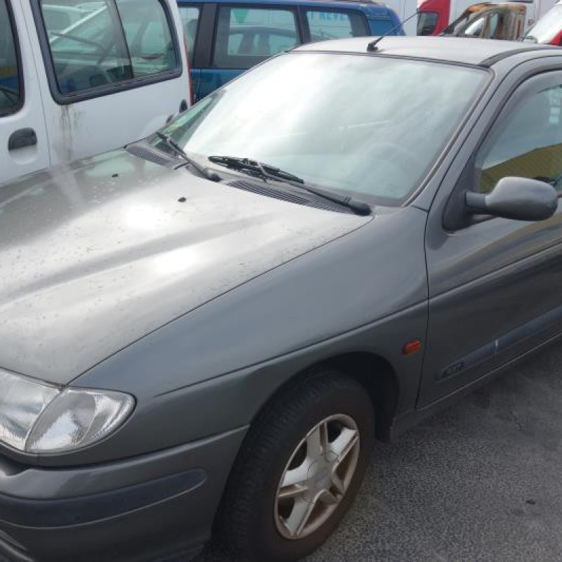 Attache ceinture arriere droit RENAULT MEGANE 1 Photo n°4