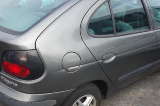 Attache ceinture arriere droit RENAULT MEGANE 1