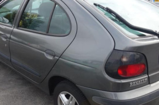 Attache ceinture arriere droit RENAULT MEGANE 1