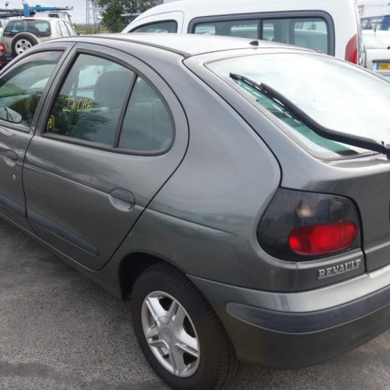 Attache ceinture arriere droit RENAULT MEGANE 1 Photo n°7