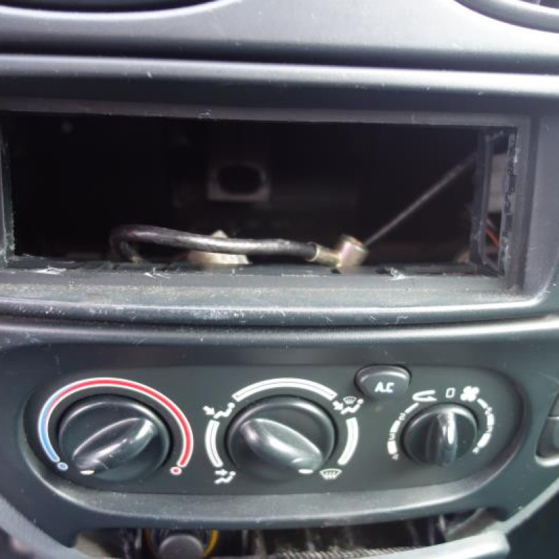 Attache ceinture arriere droit RENAULT MEGANE 1 Photo n°9