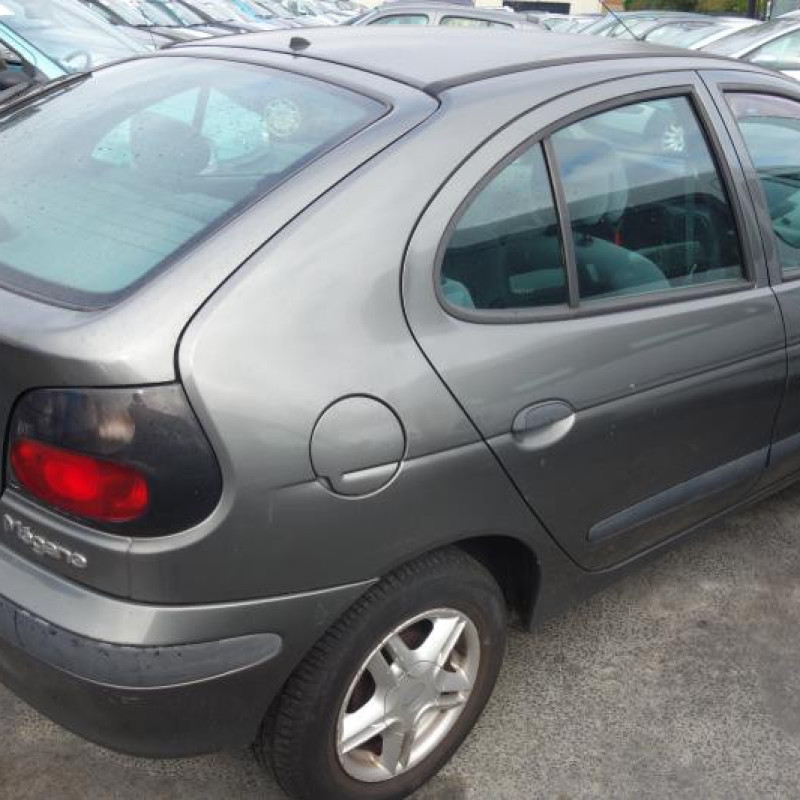 Attache ceinture arriere gauche RENAULT MEGANE 1 Photo n°6