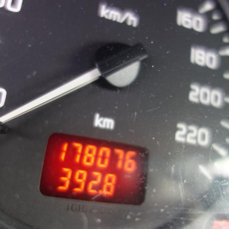 Attache ceinture arriere gauche RENAULT MEGANE 1 Photo n°11