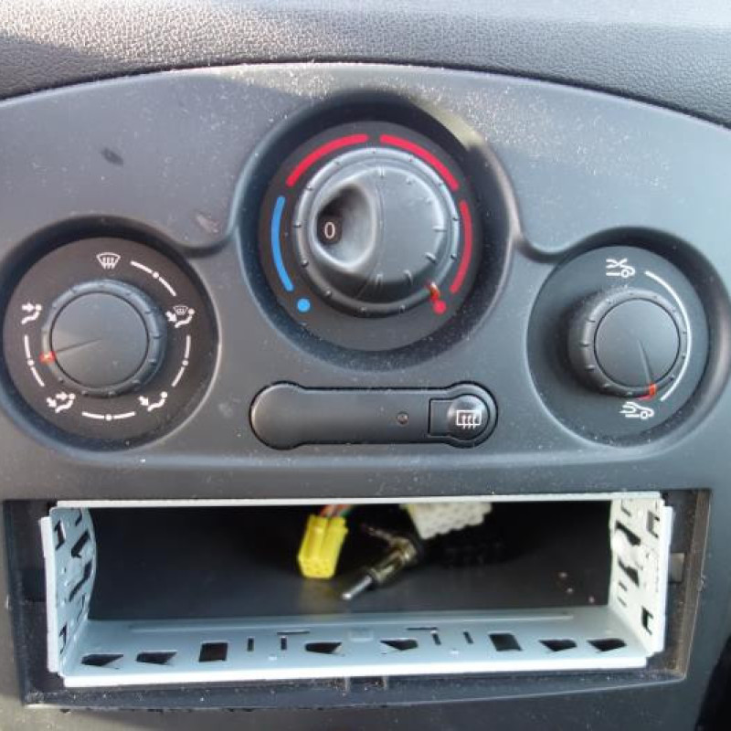 Pretensionneur de ceinture arriere gauche RENAULT CLIO 3 Photo n°9