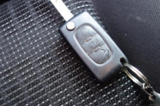 Attache ceinture avant droit PEUGEOT 407
