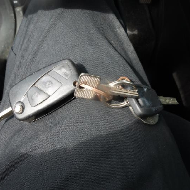 Attache ceinture avant droit FIAT GRANDE PUNTO Photo n°11