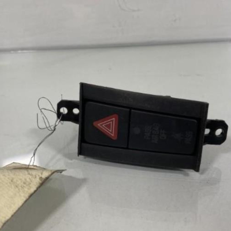 Bouton de warning SUZUKI SWIFT 4 Photo n°1
