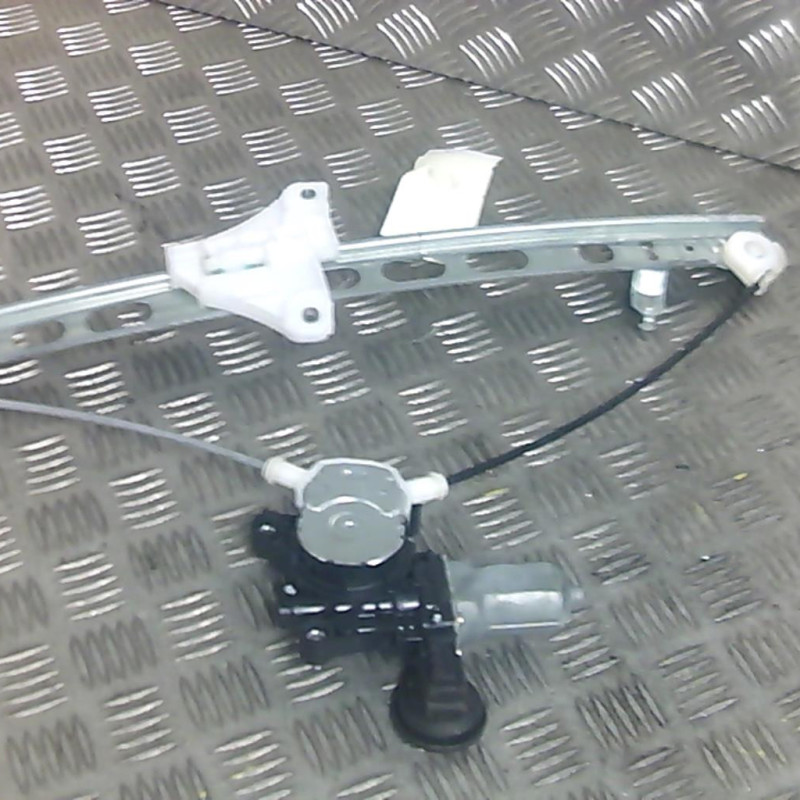 Leve vitre electrique avant droit SUZUKI SWIFT 4 Photo n°1