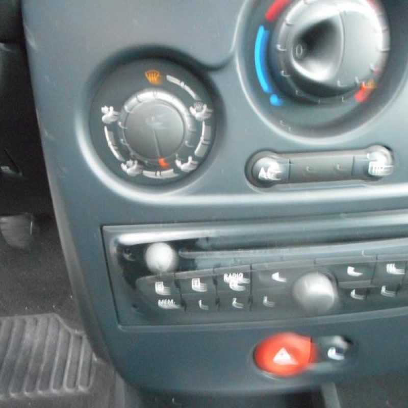 Poignee interieur avant droit RENAULT CLIO 3 Photo n°10