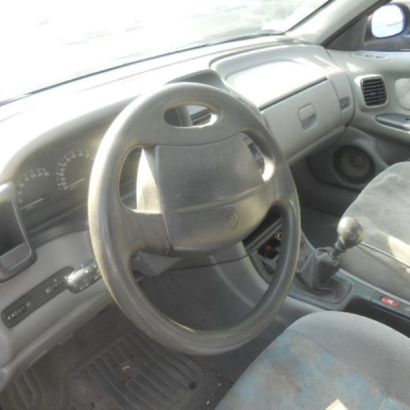 Compresseur clim RENAULT LAGUNA 1 Photo n°8