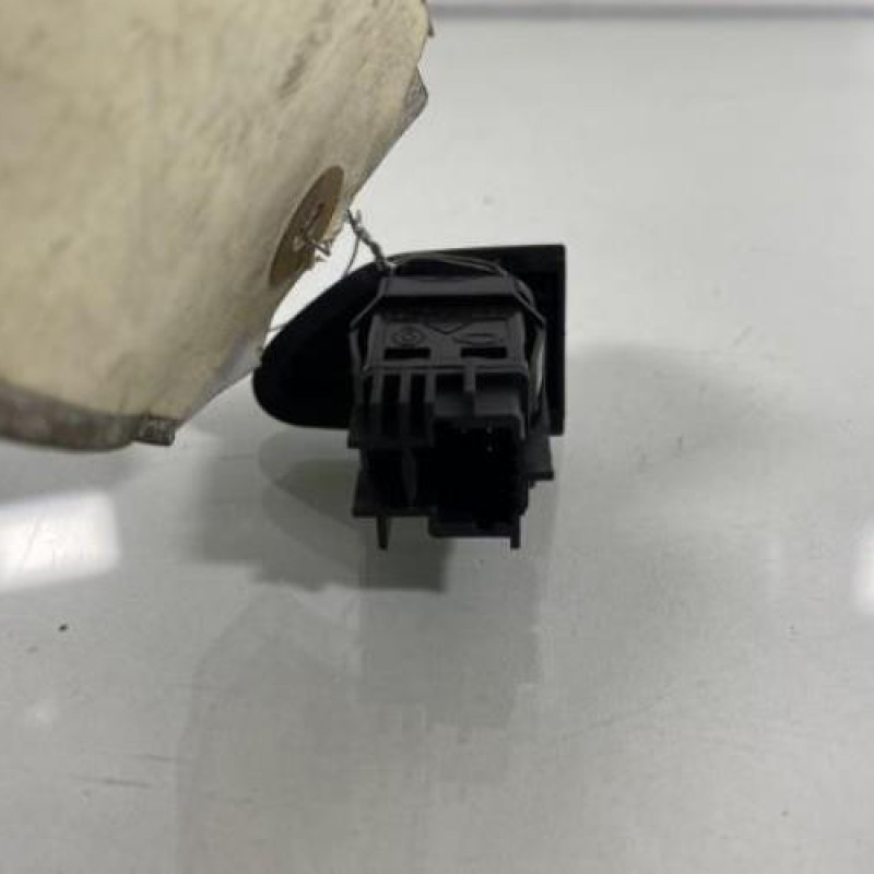 Bouton de warning RENAULT CLIO 4 Photo n°3