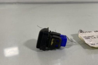 Bouton de warning PEUGEOT 208 1