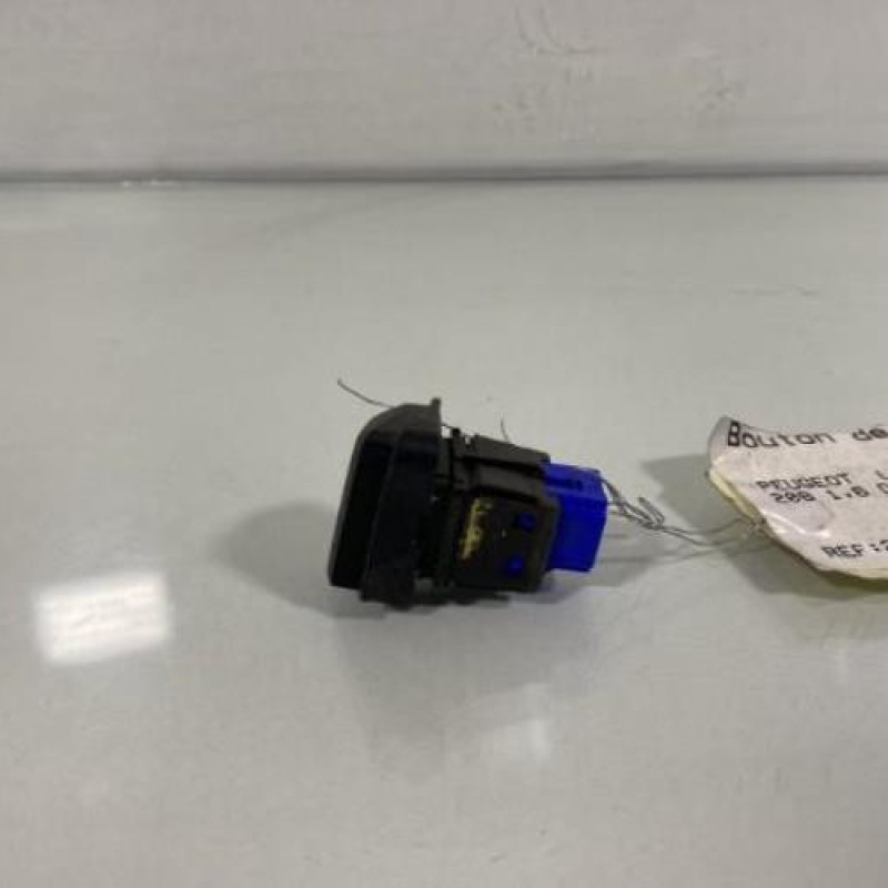 Bouton de warning PEUGEOT 208 1 Photo n°2