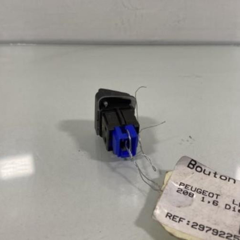 Bouton de warning PEUGEOT 208 1 Photo n°3