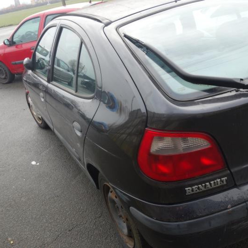 Pare choc avant RENAULT MEGANE 1 Photo n°8