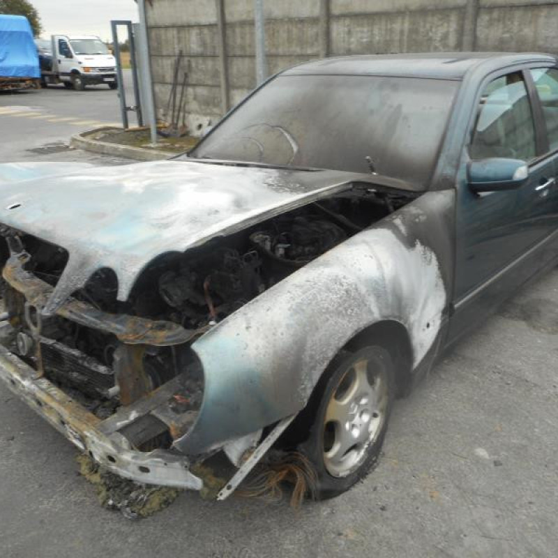 Feu arriere principal droit (feux) MERCEDES CLASSE E 210 Photo n°3