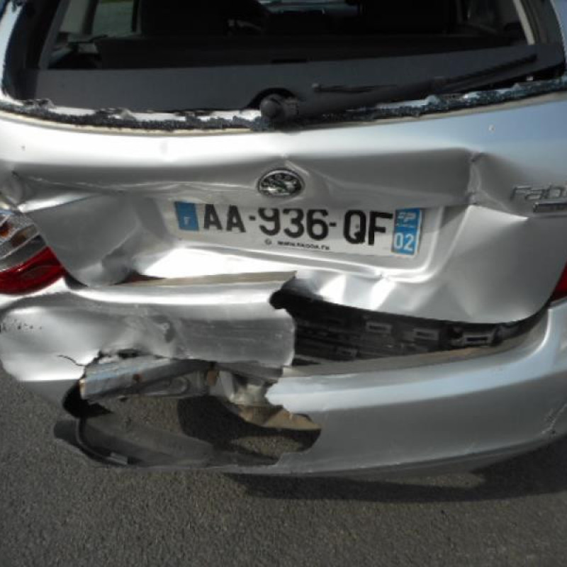 Pretensionneur de ceinture avant droit SKODA FABIA 2 Photo n°8