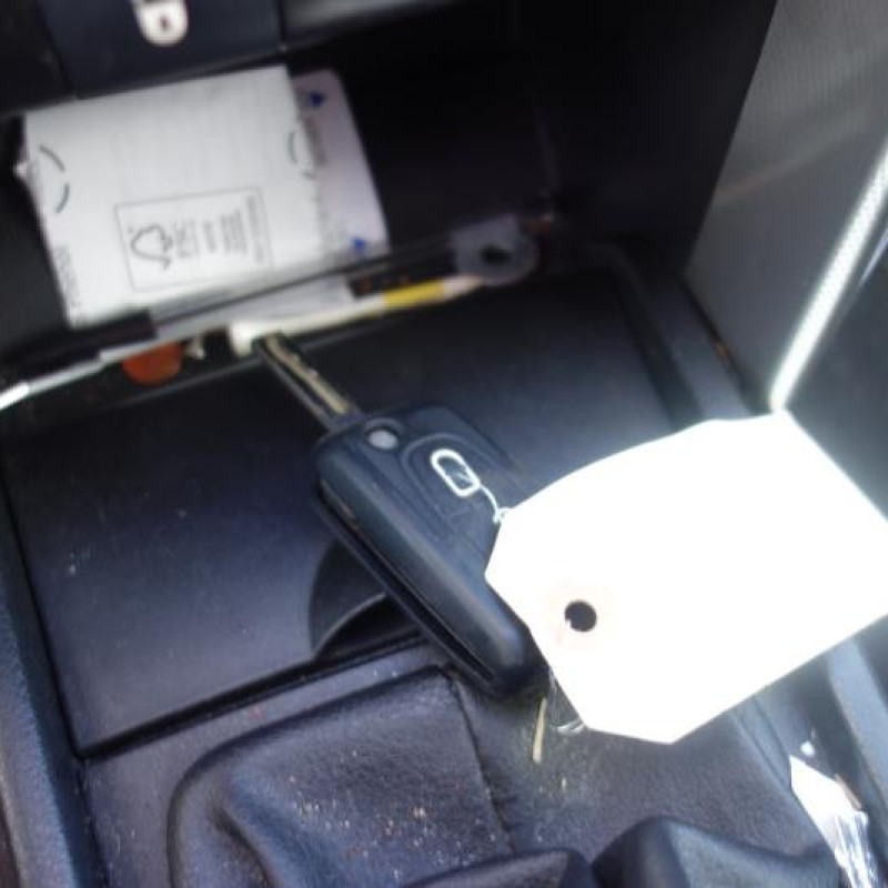 Attache ceinture arriere droit PEUGEOT 207 Photo n°10