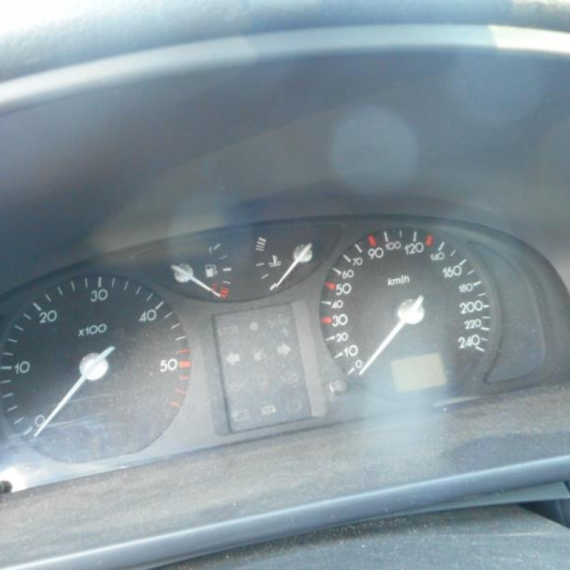 Capot RENAULT LAGUNA 2 Photo n°8