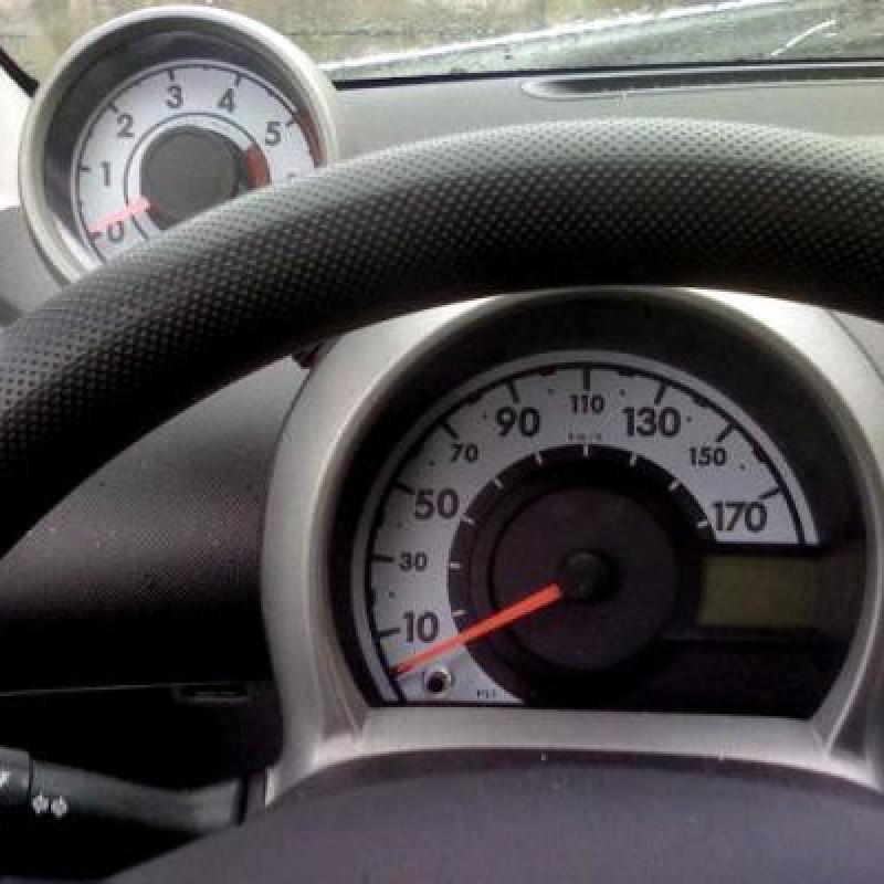 Trappe d'essence PEUGEOT 107 Photo n°8