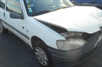Attache ceinture arriere droit PEUGEOT 106