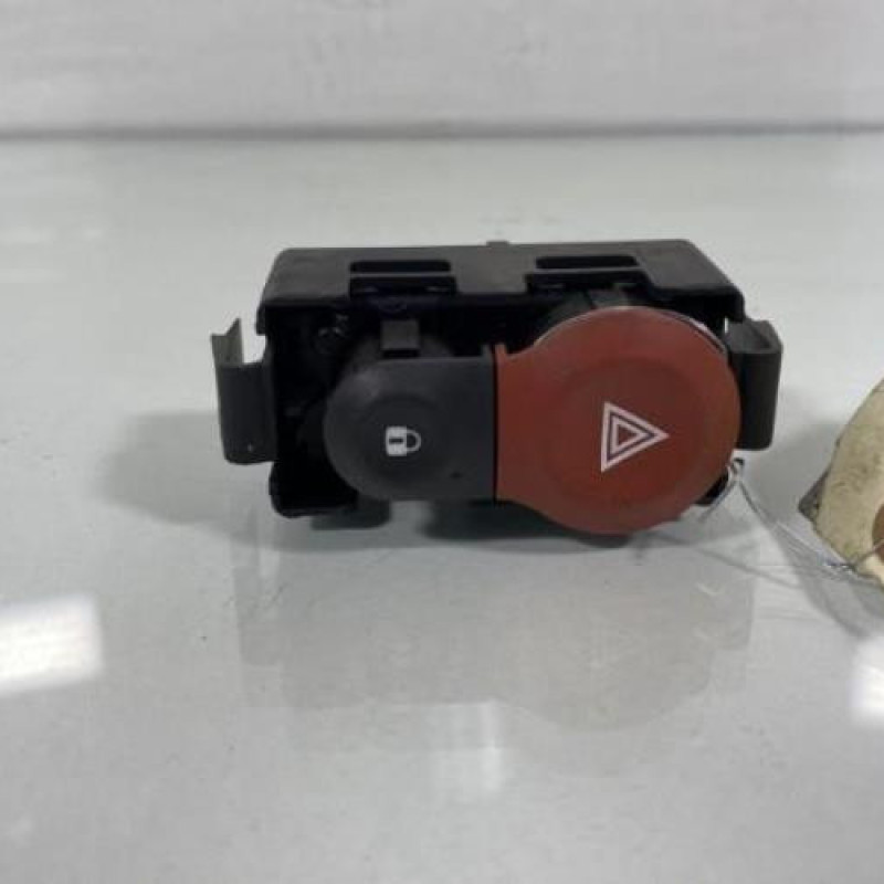Bouton de warning RENAULT KANGOO 2 Photo n°1