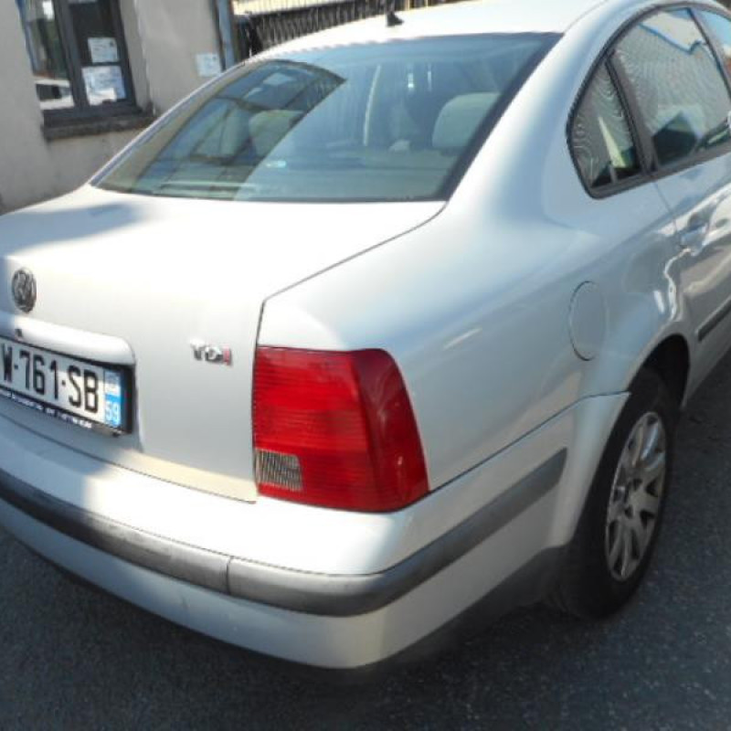 Malle/Hayon arriere VOLKSWAGEN PASSAT 4 Photo n°4