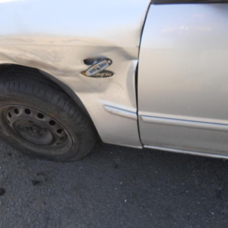 Malle/Hayon arriere MAZDA 323 6 Photo n°8