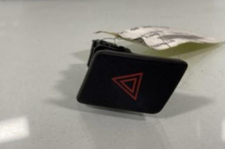 Bouton de warning TOYOTA YARIS 2 Photo n°1
