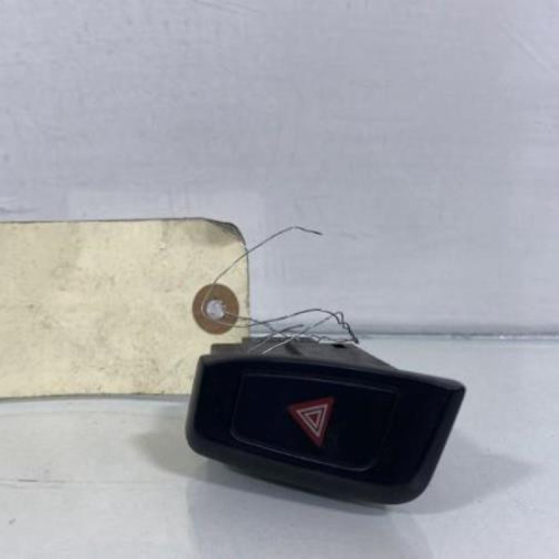 Bouton de warning AUDI A4 3 Photo n°1