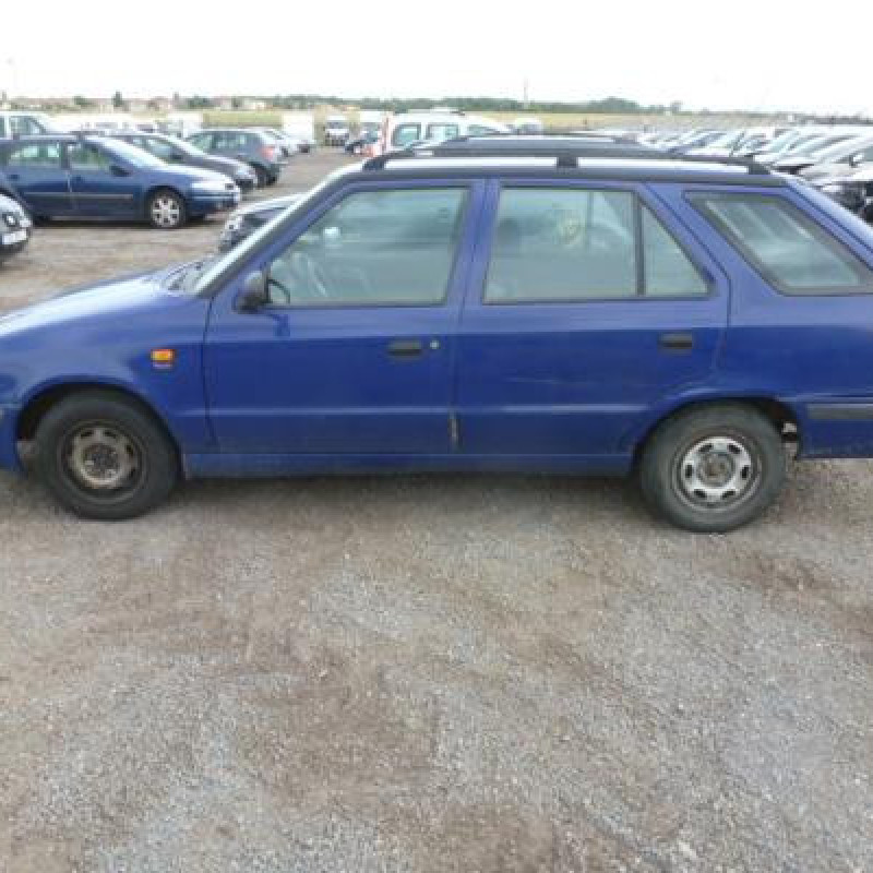 Pompe lave glace avant SKODA FELICIA Photo n°5