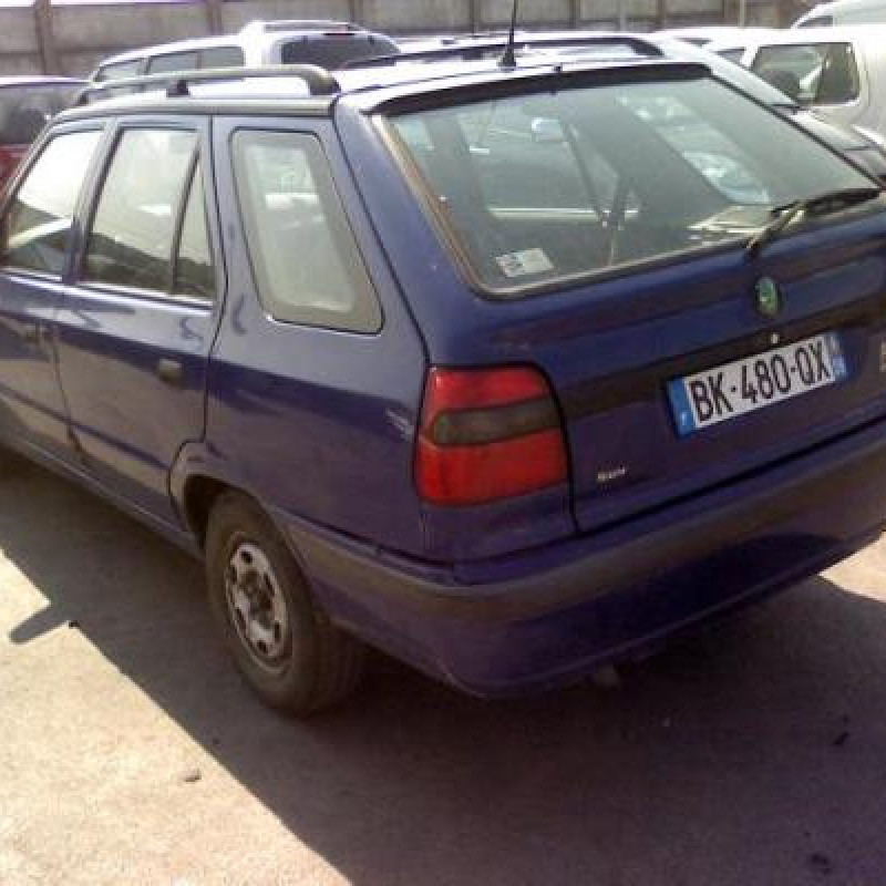 Pompe lave glace avant SKODA FELICIA Photo n°8