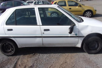 Bras essuie glace arriere PEUGEOT 106