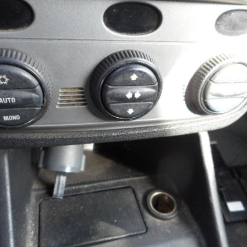 Bouton de warning ALFA ROMEO 147 Photo n°9