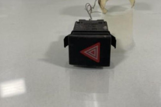 Bouton de warning VOLKSWAGEN POLO 4 Photo n°1