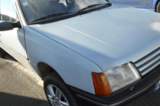 Traverse superieure PEUGEOT 205